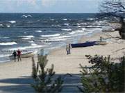 Spaziergang am Ostseestrand: Fischerboote nahe Zempin auf Usedom.