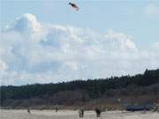 Bei gutem Wind macht es groen Spa, am Ostseestrand Drachen steigen zu lassen.