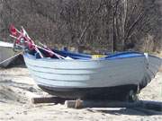 Fhnchen flattern im Wind: Fischerboote auf dem Ostseestrand bei Heringsdorf.