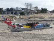 Ein Fischerboot vor der Strandpromenade des Ostseebades Trassenheide auf Usedom.