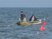 Den Fang einholen: Fischer auf der Ostsee vor dem Usedomer Ostseebad Trassenheide.