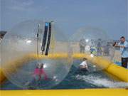 Heringsfest im Ostseebad Koserow: "Spakugeln" locken Kinder an.