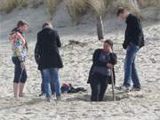 Gemeinschaftliches Werk: Schachten im weien Strandsand der Insel Usedom.