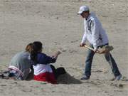 Spchen am Rande: Junge Menschen am Ostseestrand des Kaiserbades Bansin.