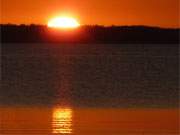 Lichtreflexe auf dem Achterwasser: Sonnenuntergang am Hafen des Seebades ckeritz.