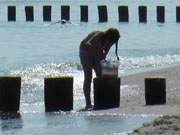 Die Ostsee scheint schon zum Baden geeignet: Mdchen am Strand von ckeritz.