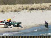 Frischen Fisch hereinbringen: Ein Fischer am Strand des Ostseebades Koserow.