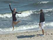 Vom Glck, an der Ostsee zu sein: Luftsprung auf dem Ostseestrand von Koserow.