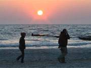 Spaziergang in der Morgendmmerung: Sonnenaufgang ber der Ostsee.