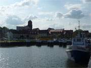 Die Wolgaster Altstadt mit der Kirche St. Petrin vom Hafen am Peenestrom aus gesehen.