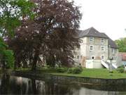 Hinter dem Burggraben: Das Wasserschloss Mellenthin im Hinterland der Insel Usedom.