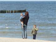 Mit den Kindern an der Ostsee: Familienausflug am Strand von Stubbenfelde.