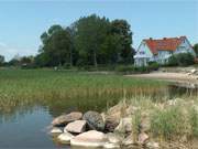 Wasserblick: Wohnhaus am Peenestrom in der kleinen Usedomer Gemeinde Ziemitz.