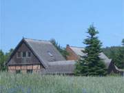 Eingebettet in Felder uns Wiesen: Stoben im Hinterland der Insel Usedom.