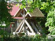 Statt Kirchturm: Die einfache Dorfkirche der Usedomer Gemeinde Garz besitzt keinen Kirchturm.