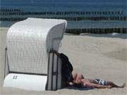 Ostseeurlaub, wie er sein muss: Mit dem Strandkorb am Meer.