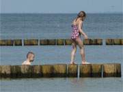 Ein frhes Bad in der Ostsee: Eine Buhne zwischen den Seebdern Zempin und Zinnowitz.