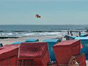 Wind, Sonne, Meer und Drachensteigen: Am Ostseestrand des Bernsteinbades Zempin.