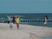 Bestes Wetter am Ostseestrand von Zempin: Strandwanderer an der Ostseekste von Usedom.