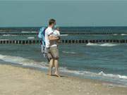 Vater und Kind: Am Ostseestrand des Usedomer Bernsteinbades ckeritz.