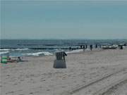 Wie im Hochsommer: Der breite Sandstrand des Bernsteinbades ckeritz auf Usedom.