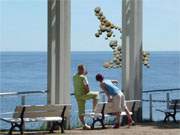 Muschelinsel am Himmel vor der Strandpromenade Koserow: Eine Fotomontage.