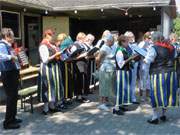 15-jhrigen Betriebsjubilum des Reiterhofes: Der Heimatverein Loddin bringt ein Stndchen.