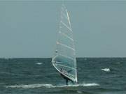 ber die Ostsee gleiten: Surfer vor dem Usedomer Ostseestrand zwischen Koserow und Klpinsee.