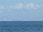 Vor Usedoms Nachbarinsel Wollin: Ein Segelboot vor der polnischen Bernsteinkste.