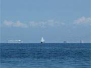 Auf der Ostsee vor den Usedomer Kaiserbdern warten Schiffe auf die Einfahrt in den Hafen von Swinemnde.