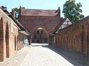 Gut bewacht: Vor einem Stadttor liegt ein wehrhaftes Torhaus und sichert den Zugang zur Stadt.