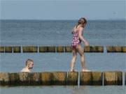 Kinder beim Baden: Am Ostseestrand des Bernsteinbades Zempin auf Usedom.