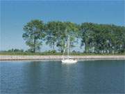 Auf dem Weg nach Swinemnde: Segelboot auf der "Kaiserfahrt" zwischen den Inseln Usedom und Wollin.