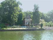 "Shipspotting": Wohnhaus auf der Insel Wollin an der "Kaiserfahrt".