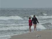 Schlechtes Wetter gibt es nicht: Kinder am Ostseestrand zwischen Zinnowitz und Trassenheide.