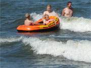 Badespa in der bewegten Ostsee: Mit dem Schlauchboot auf dem Meer.