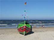 Buntes Fischerboot: Der Sandstrand zwischen den Ostseebdern Ahlbeck und Swinemnde.