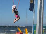 Grenzenloser Spaß für Kinder: Springen am Gummiseil auf dem Ostseestrand von Ahlbeck.