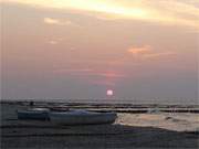 Dmmerung ber der Insel Usedom: Fischerboote am Strand des Ostseebades Koserow.