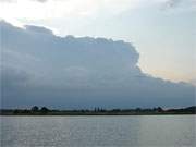 Über den Nepperminer See, einem Arm des Achterwassers, ziehen dichte Wolken.