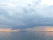 Nepperminer See an der Insel Usedom: Regenwolken und Sonnenschein.