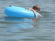 Ruhepause: Nach dem Toben und Spielen in der Ostsee im Schwimmring treiben lassen.