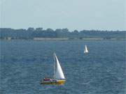 Mit dem Segelboot in einer wunderbaren Landschaft: Das Achterwasser zwischen Loddin und ckeritz.