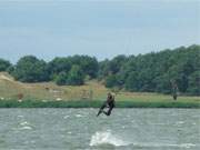 Sprung aus dem (Achter-) Wasser: Wassersport zwischen den Usedomer Bernsteinbdern ckeritz und Loddin.