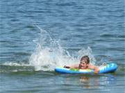 Planschen kann anstrengend sein: Mit den Kindern im Ostseeurlaub auf der Insel Usedom.