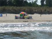 Blick von der Ostsee: Sonnenschirm am Ostseestrand von Klpinsee.