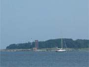 Wassersport auf dem Greifswalder Bodden: Segelboot nahe der Insel Ruden.