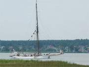 Mit Motorkraft betrieben: Segelschiff auf dem Peenestrom bei Peenemnde.