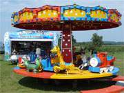 Das Hafenfest des Seebades Loddin beginnt: Kinderkarussell wartet auf Fahrgäste.