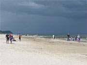 Ostseestrand des Bernsteinbades ckeritz: Dunkle Wolken ziehen ber Usedom hinweg.